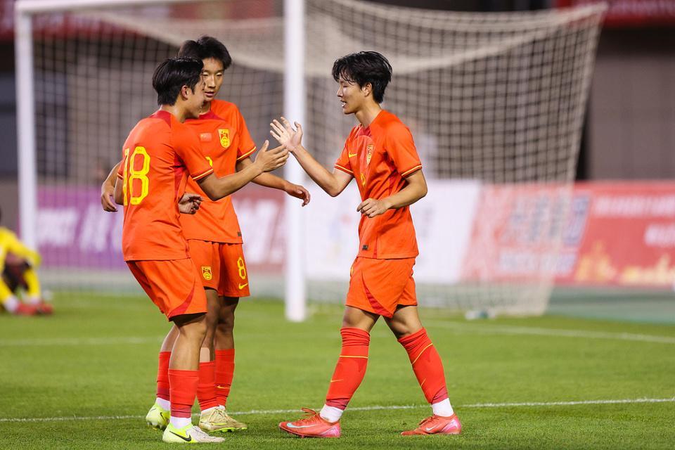 海湾杯2连胜！十人U16国足2-1阿曼 袁博涵造2球 刘凯源破门+染红